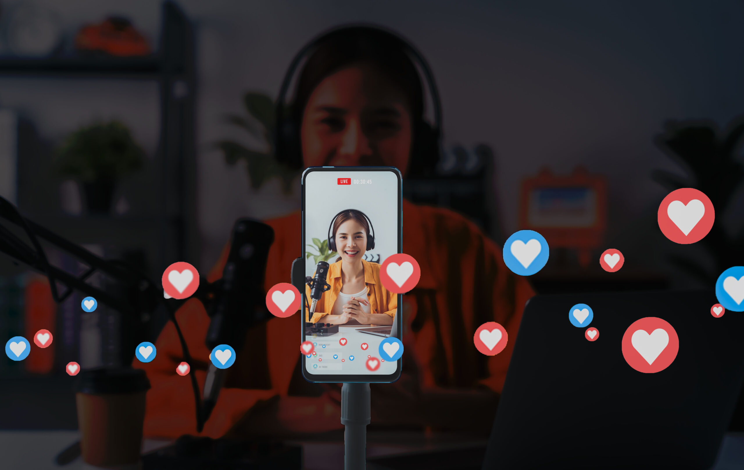 Vlogger,Live,Streaming,Podcast,Review,On,Social,Media,,Young,Asian